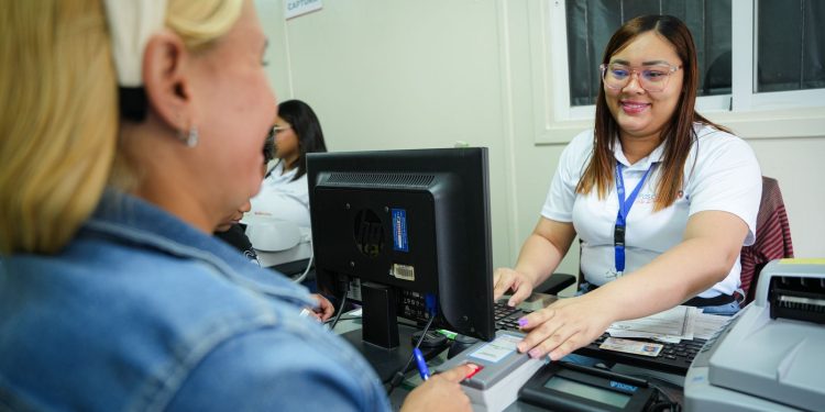 Cientos de personas asisten a operativo móvil "Pasaporte en Ruta" en San Juan