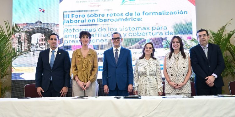 Eddy Olivares destaca importancia de la simplificación administrativa para aumentar formalización laboral en Iberoamérica