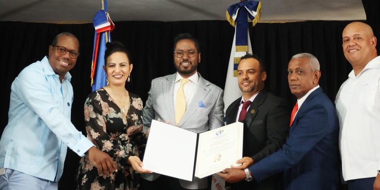 CDP reconoce a Aneudys Martich por su trayectoria en los medios de comunicación