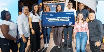 Carolina Mejía sigue con "Sectores Iluminados más Seguros", iluminando la Cayetano Germosén