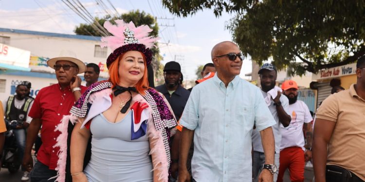 Pantoja se viste de dominicanidad, cultura y folclore durante el Desfile de Carnaval 2025
