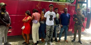 Detienen camioneta con 18 inmigrantes haitianos indocumentados en Valverde
