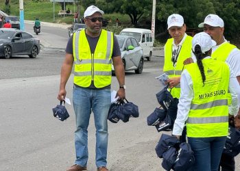 Interior y Policía entrega botiquines a conductores que se desplazan por asueto de Semana Santa