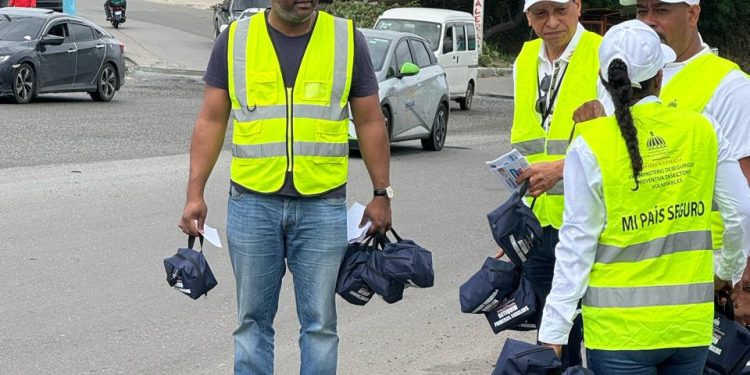 Interior y Policía entrega botiquines a conductores que se desplazan por asueto de Semana Santa