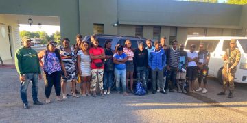 Detienen 17 haitianos en estatus irregular en una jeepeta en Azua
