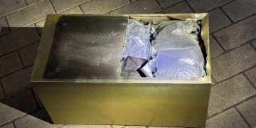 Incautan 13 paquetes de Marihuana camuflados en caja de metal tipo baúl en AILA 