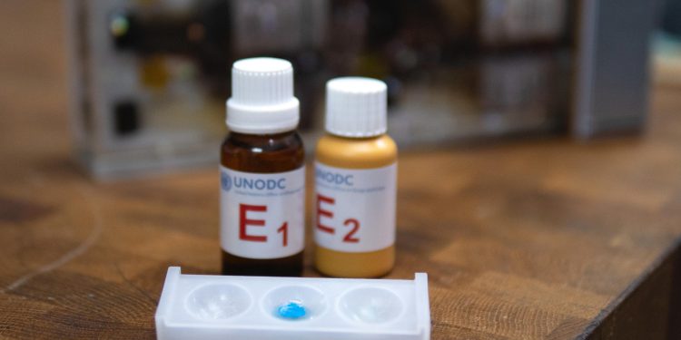 Frustran envío a Francia de 10 frascos simulaban ser whisky llenos de Cocaína líquida