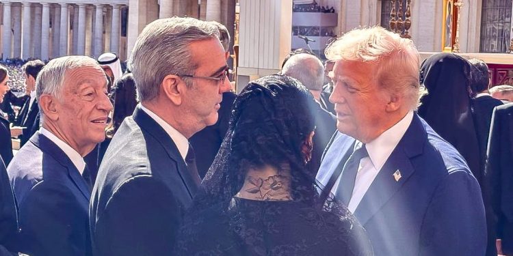 Presidente Abinader y Donald Trump conversan brevemente durante ceremonial al Papa Francisco