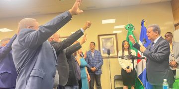 Leonel juramenta en la Fuerza del Pueblo a dirigentes del PRM y del PLD en España