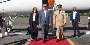 Presidente Abinader retorna al país tras participar en actos funerales del papa Francisco