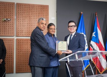 Director del COE y la DAEH recibe reconocimiento del Parlacen por más de 20 años de servicio salvando vidas