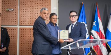 Director del COE y la DAEH recibe reconocimiento del Parlacen por más de 20 años de servicio salvando vidas