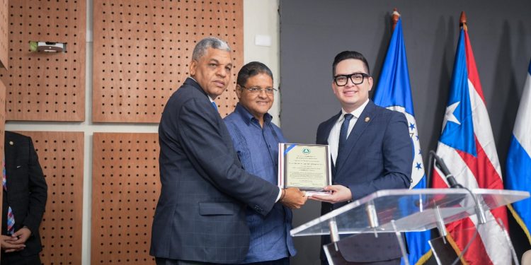 Director del COE y la DAEH recibe reconocimiento del Parlacen por más de 20 años de servicio salvando vidas