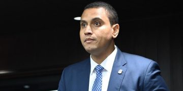 Diputado Stalin Vásquez propone crear registro digital de pacientes para mejorar servicios de salud