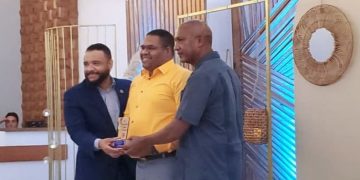 Periodista Miguel Montilla Peña recibe dos reconocimientos por trayectoria y aportes al periodismo