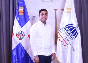 Kelvin Cruz entrega remozado multiuso de San José de los Llanos en SPM
