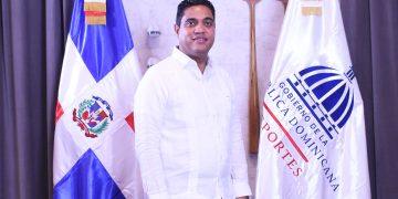Kelvin Cruz entrega remozado multiuso de San José de los Llanos en SPM