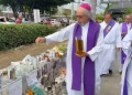 Padre Rogelio Cruz realiza una misa en la zona cero del Jet Set