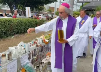 Padre Rogelio Cruz realiza una misa en la zona cero del Jet Set