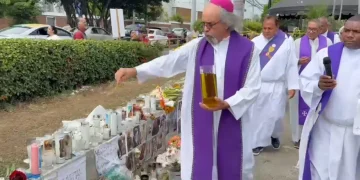 Padre Rogelio Cruz realiza una misa en la zona cero del Jet Set