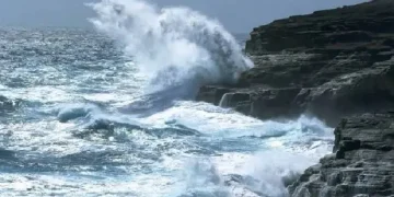 COE advierte oleaje sigue anormal por fuertes vientos