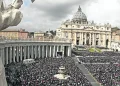 La Plaza de San Pedro se viste de tristeza tras la muerte del primer papa latinoamericano