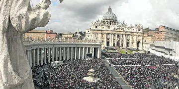 La Plaza de San Pedro se viste de tristeza tras la muerte del primer papa latinoamericano