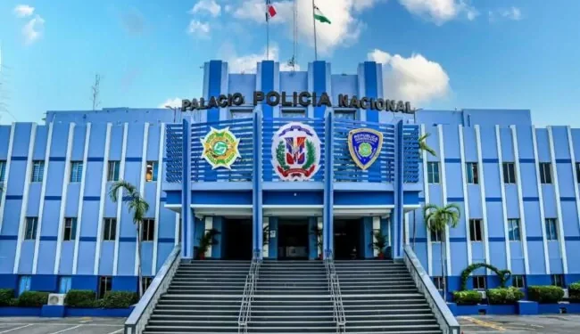 Policía va tras la pista de personas en un camión que lanzaron feto en solar de SDE