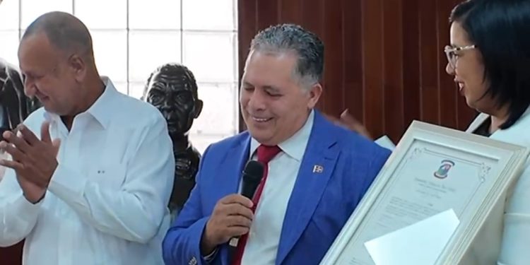 Ayuntamiento San Cristóbal reconoce como hijo distinguido de la ciudad al empresario Radhames Rodríguez