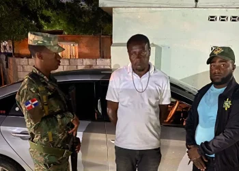 Detienen haitiano transportando a otros conciudadanos indocumentados en Azua