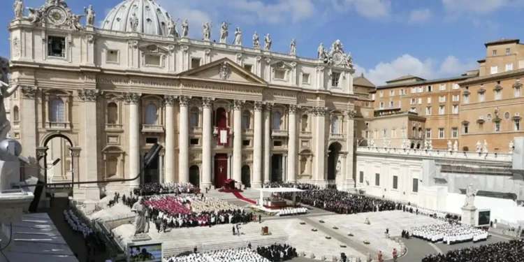 Empleados del Vaticano denuncian que su sueldo está congelado desde 2008