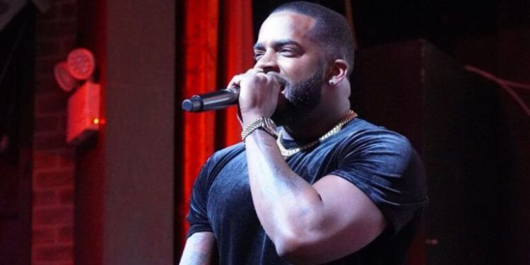 Manny Papeleta llena el Lynn Auditorium con su stand-up ‘Solo para mujeres, hombres valientes’