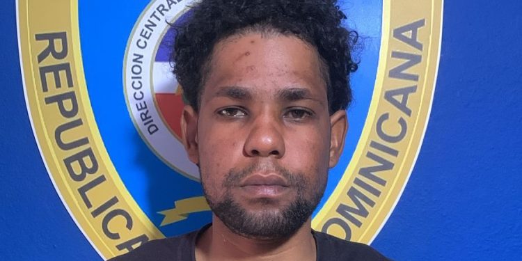 PN apresa mediante entrega a hombre con orden de arresto por homicidio y heridas en Quisqueya, SPM