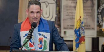 Kelvin Cruz recibe reconocimiento en los 35 años del Círculo de Reporteros Gráficos