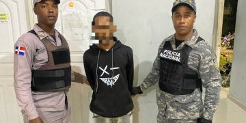 Policía apresa a "El Menor"en Bayaguana y le ocupan arma ilegal y sustancias narcóticas
