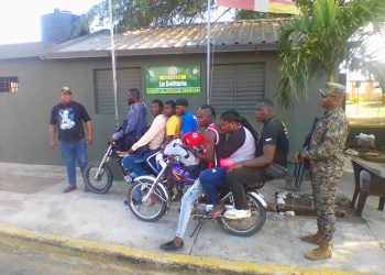 Arrestan motociclista por tercera vez transportando haitianos indocumentados en zona costera de Montecristi
