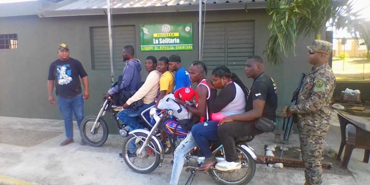 Arrestan motociclista por tercera vez transportando haitianos indocumentados en zona costera de Montecristi