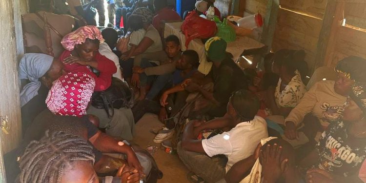 Escondidos en una casa descubren 50 inmigrantes haitianos indocumentados en Valverde