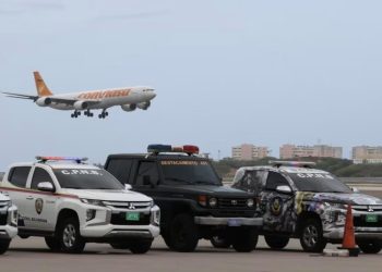 Aterriza en Venezuela otro avión de EE.UU con migrantes deportados