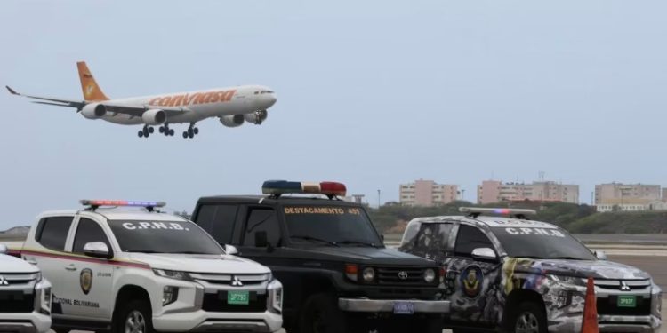 Aterriza en Venezuela otro avión de EE.UU con migrantes deportados