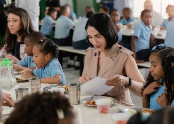 Primera dama almuerza con estudiantes; pondera impacto del Programa de Alimentación Escolar