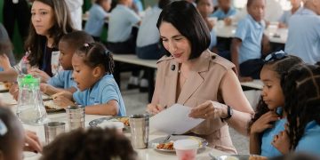 Primera dama almuerza con estudiantes; pondera impacto del Programa de Alimentación Escolar