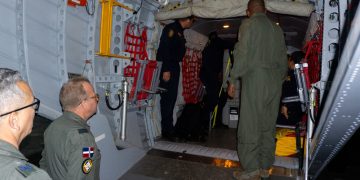 FARD realiza operación aérea para trasladar equipo de rescate desde Puerto Rico