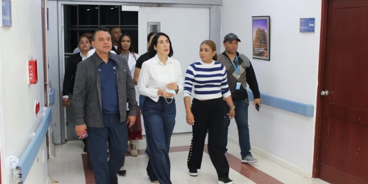 Primera Dama visita pacientes ingresados en el Ney Arias Lora