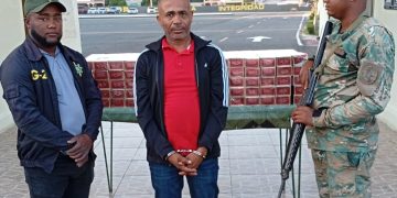 Apresan hombre con contrabando de 30 mil cigarrillos que ocultaba bajo bocinas en el baúl de un vehículo