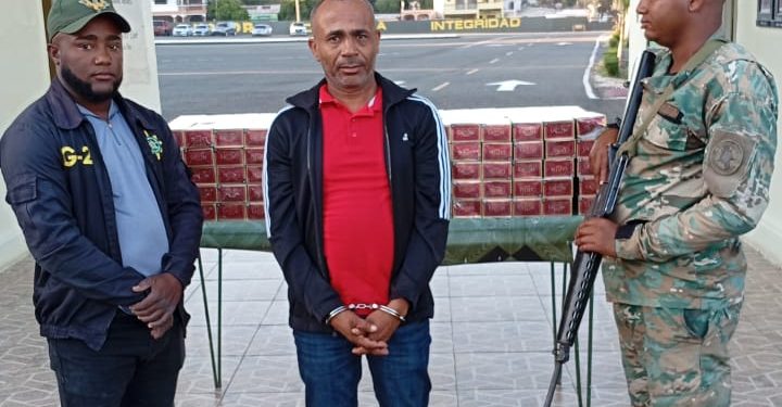 Apresan hombre con contrabando de 30 mil cigarrillos que ocultaba bajo bocinas en el baúl de un vehículo