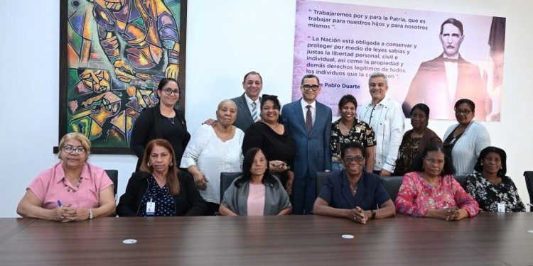 Gobierno anuncia aumento salarial del 30 % para las trabajadoras del hogar