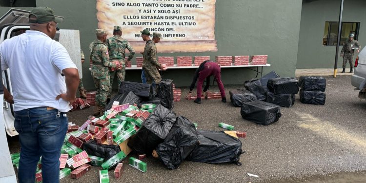 Ejército incauta casi 7 millones de cigarrillos de contrabando en dos vehículos en Montecristi