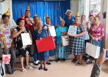 Fundación junta de desarrollo Gualey celebra cumpleaños a adultas mayores