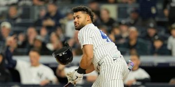 Jasson Domínguez «El Marciano» perdió el casco con su batazo ganador